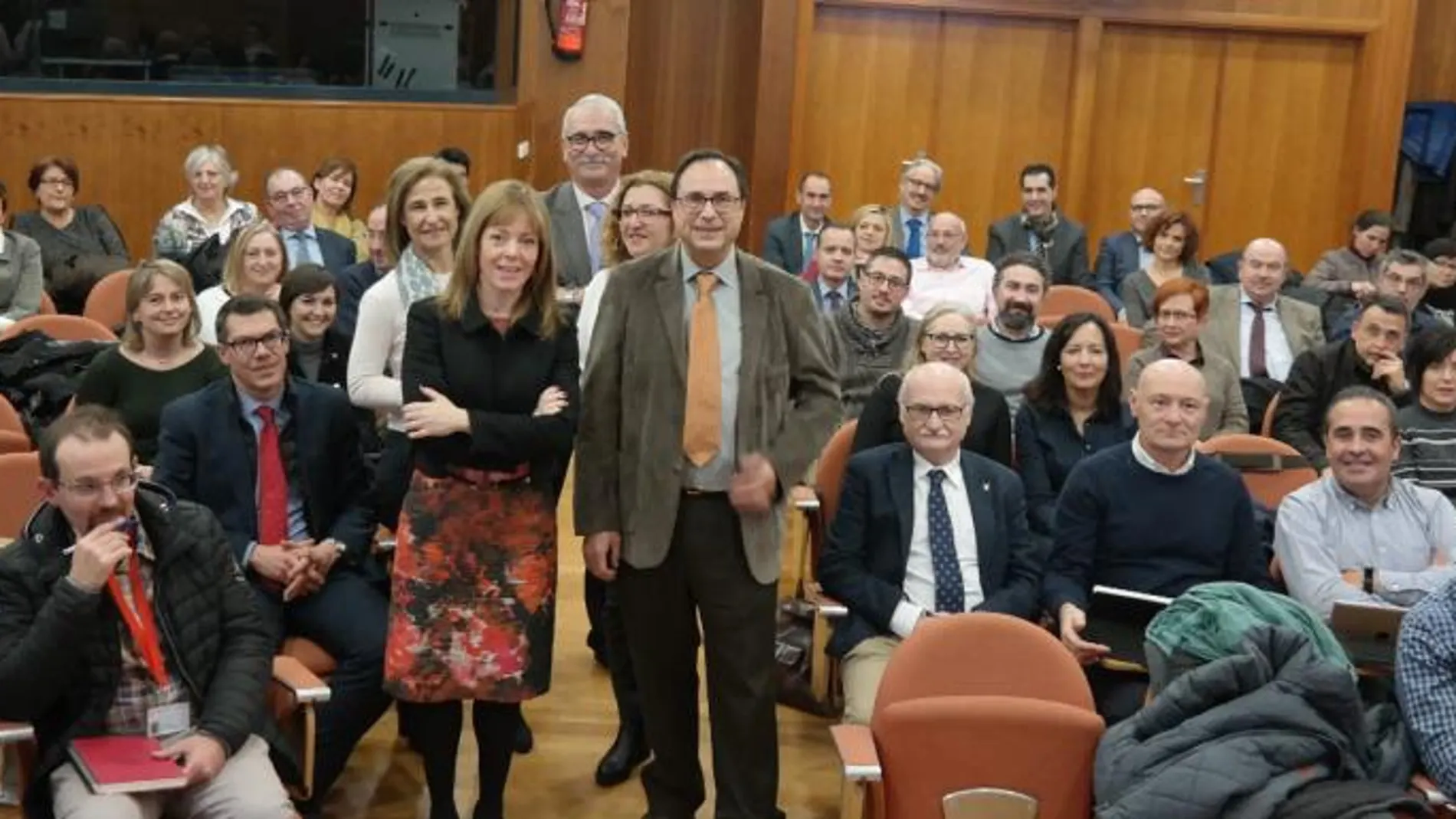 El conseller de Hacienda, Vicent Soler, y la secretaria autonómica del ramo, Clara Ferrando, presentaron a los proveedores la nueva plataforma digital