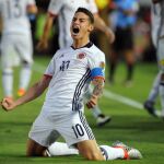 James Rodriguez (10) celebra su gol ante Paraguay
