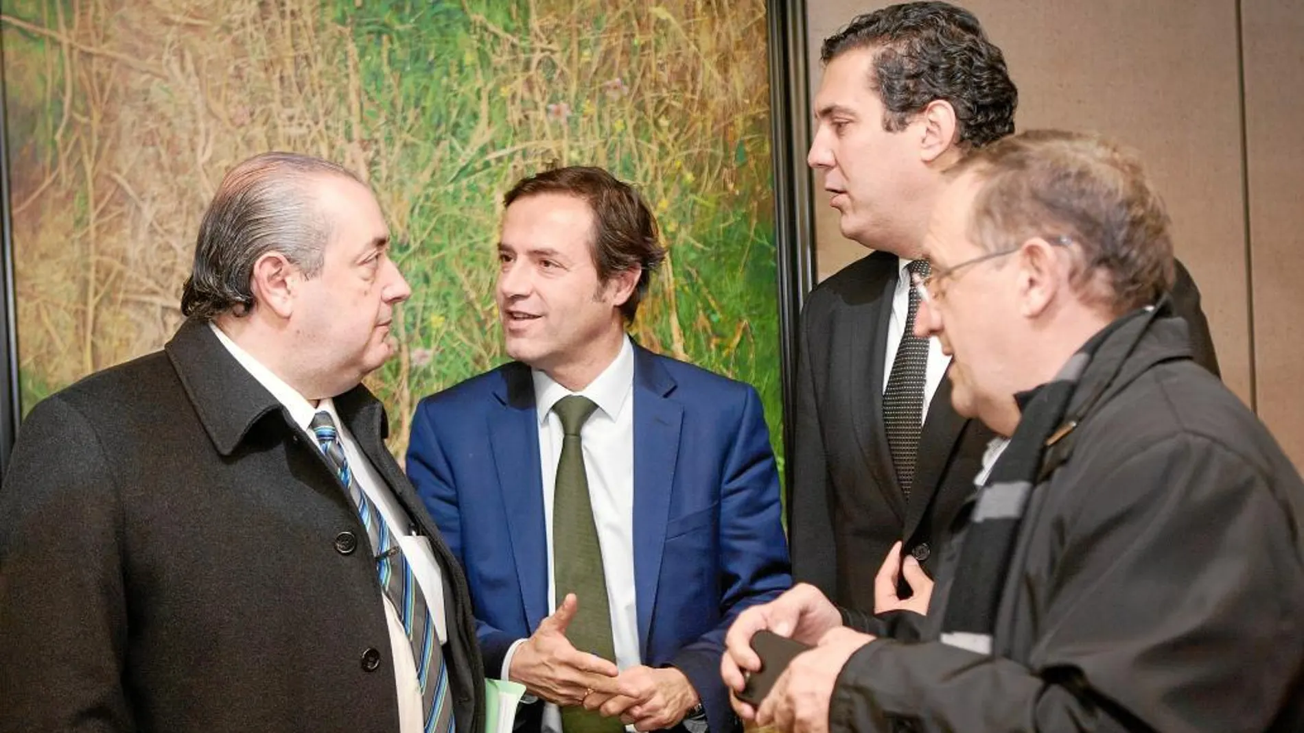 El presidente de Azehos, Óscar Somoza, con el director general de Turismo, Javier Ramírez y el delegado de la Junta, Alberto Castro