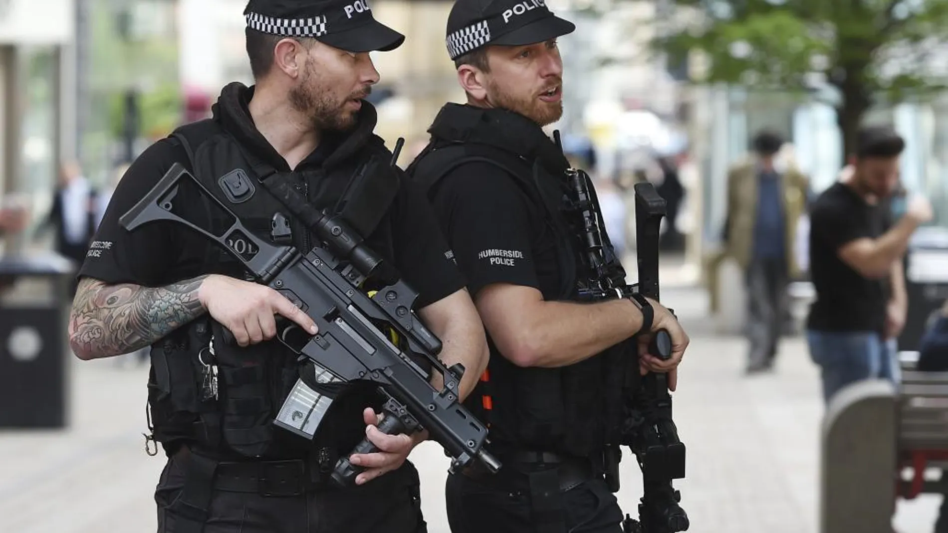 Agentes de policía británicos en guardia en el centro de Manchester, Reino Unido
