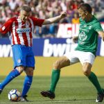 Los exfutbolistas serbios Milinko Pantic (i) y Miroslav Djukic (d) disputan un balón durante el partido de despedida del estadio Vicente Calderón.