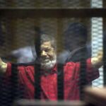 El expresidente egipcio, Mohamed Mursi, en el interior de una celda durante su juicio en un tribunal de El Cairo