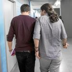 Íñigo Errejón y Pablo Iglesias conversan en los pasillos de la sede de Podemos, en la calle Princesa de Madrid