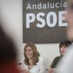 Susana Díaz, junto a Micaela Navarro, en la sede del PSOE-A
