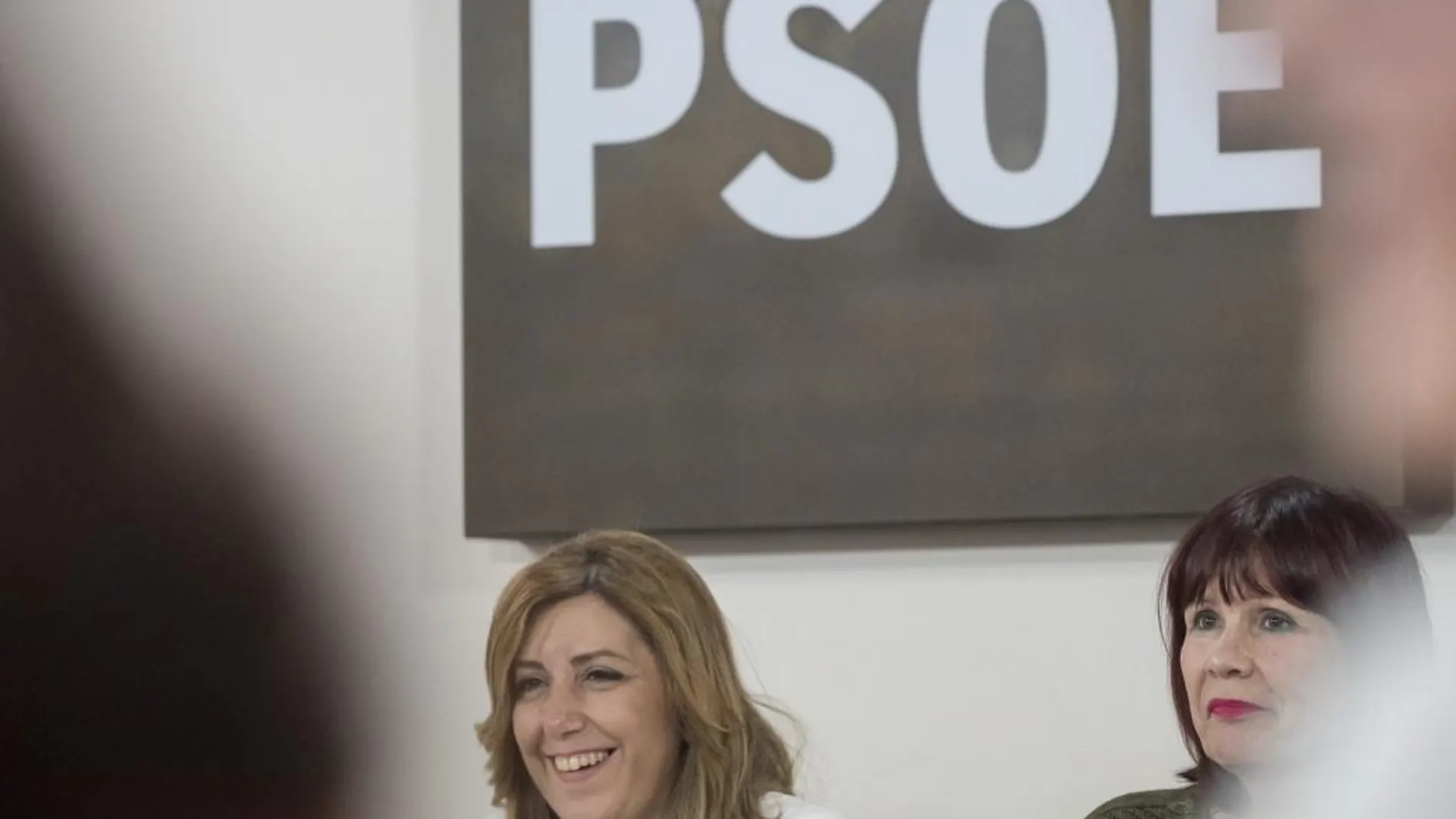 Susana Díaz, junto a Micaela Navarro, en la sede del PSOE-A