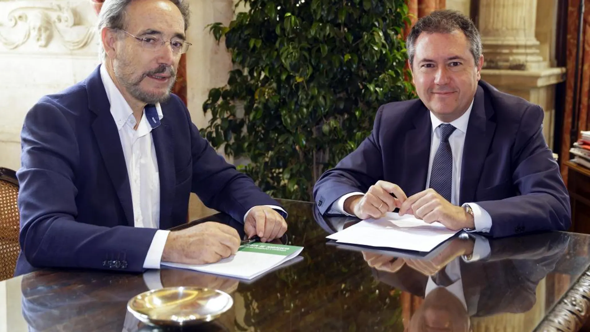 El consejero de Fomento y Vivienda, Felipe López, se reunió ayer con el alcalde de Sevilla, Juan Espadas