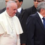 El papa Francisco es recibido por el presidente de Cuba, Raúl Castro.