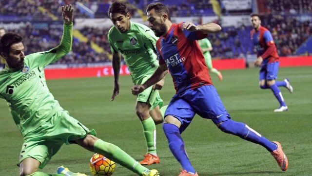 El centrocampista del Levante UD Morales (d) disputa el balón con el uruguayo Damián Suárez (c) y Juan Rodríguez (i), del Getafe CF