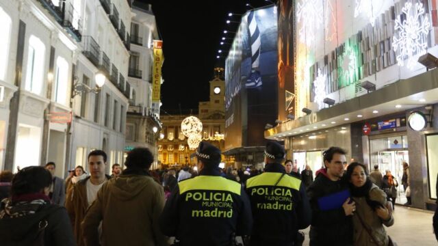 Agentes de la Policía Municipal en labores de vigilancia en la campaña de Navidad