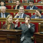 El presidente de la Generalitat en funciones, Artur Mas (d) junto a la vicepresidenta en funciones, Neus Munté (i)