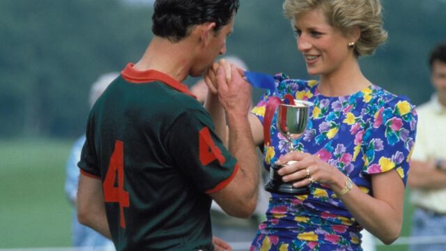 Los príncipes Carlos y Diana de Gales durante un acto oficial en 1980