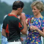 Los príncipes Carlos y Diana de Gales durante un acto oficial en 1980