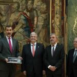 Felipe VI junto al presidente del Consorcio de la Zona Franca Jordi Cornet y otros miembros como Jaume Collboni y Miquel Valls
