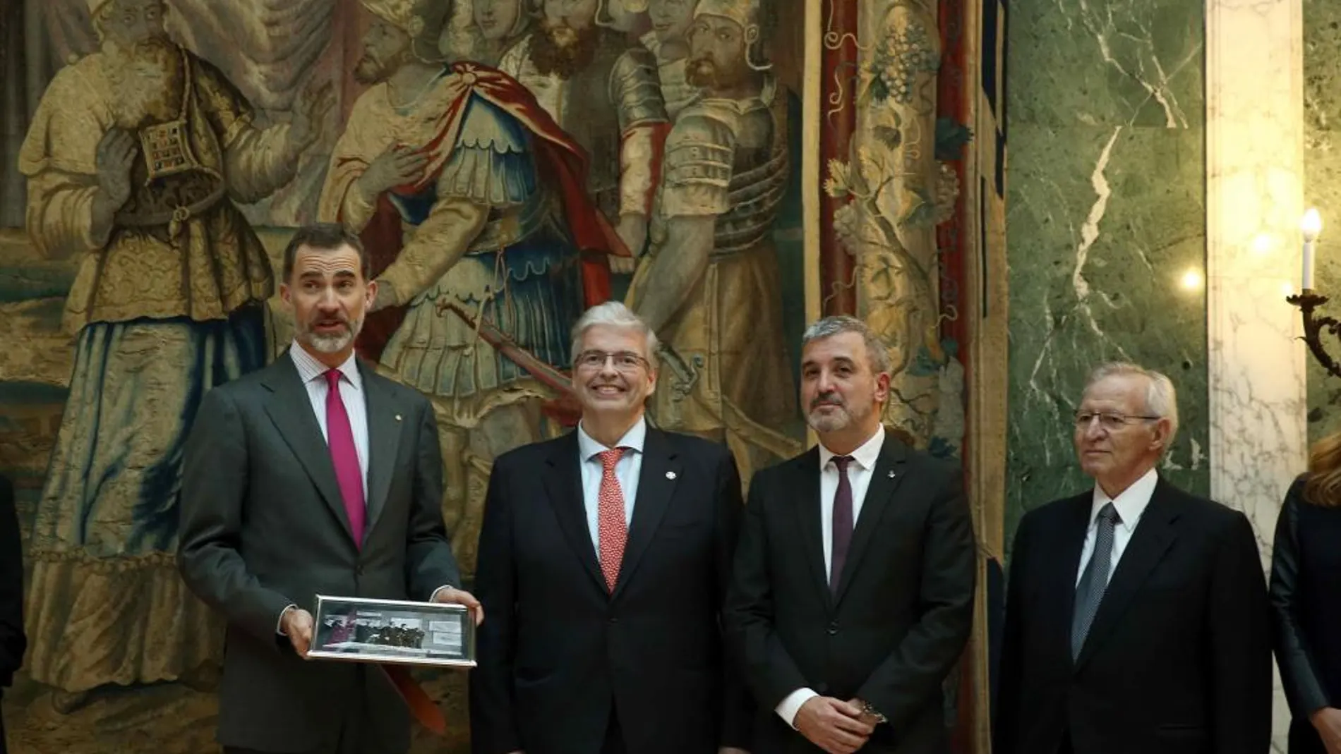 Felipe VI junto al presidente del Consorcio de la Zona Franca Jordi Cornet y otros miembros como Jaume Collboni y Miquel Valls