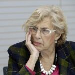 La alcaldesa de Madrid, Manuela Carmena, durante la entrevista que mantuvo hoy en el Pabellon de Cecilio Rodriguez con la activista afgana Malalai Joya