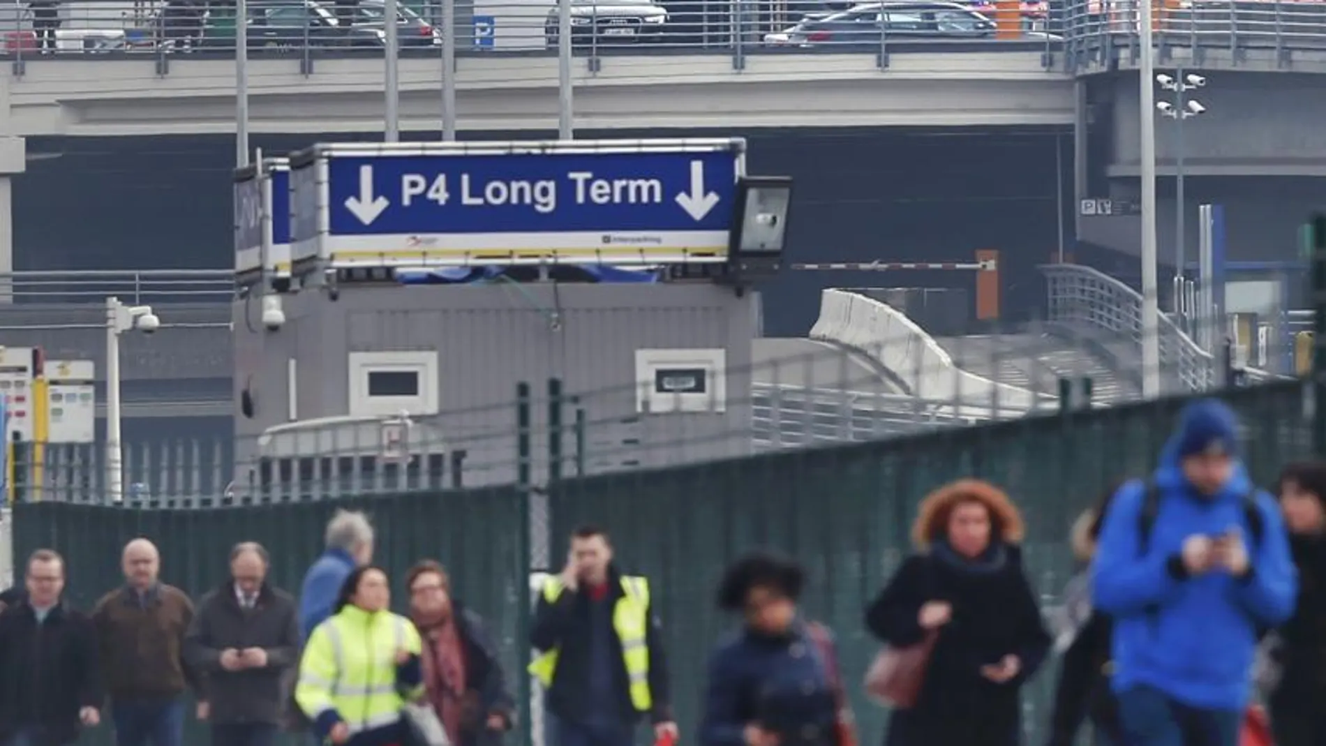 Momento en que la gente abandonó el aeropuerto tras la primera explosión