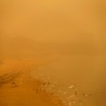 La tormenta de arena a su paso por una playa del Líbano