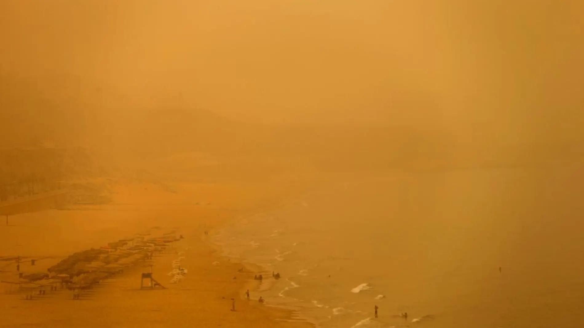 La tormenta de arena a su paso por una playa del Líbano