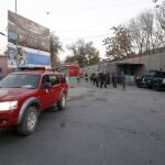 Miembros de las fuerzas de seguridad afganas inspeccionan el lugar en el que se produjo ayer un ataque suicida en Kabul que dejó cuatro muertos y 20 heridos