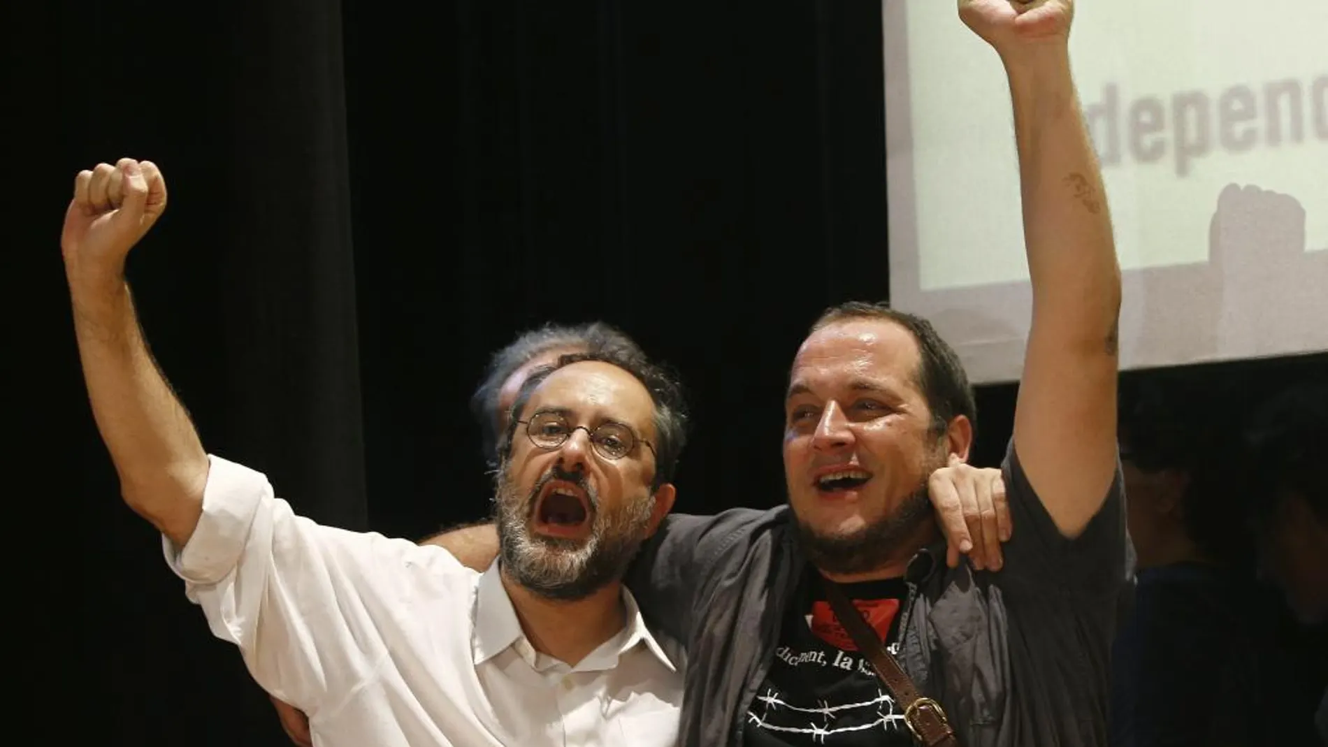 El candidato de la CUP, Antonio Baños (i) y el lider de la formación independentista, David Fernández, durante la celebración en su sede de los resultados obtenidos en las elecciones catalanas. EFE / Quique García