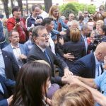 El líder del PP, Mariano Rajoy, ayer durante uno de los paseos que dio por las calles de Guadalajara saludando a varios simpatizantes