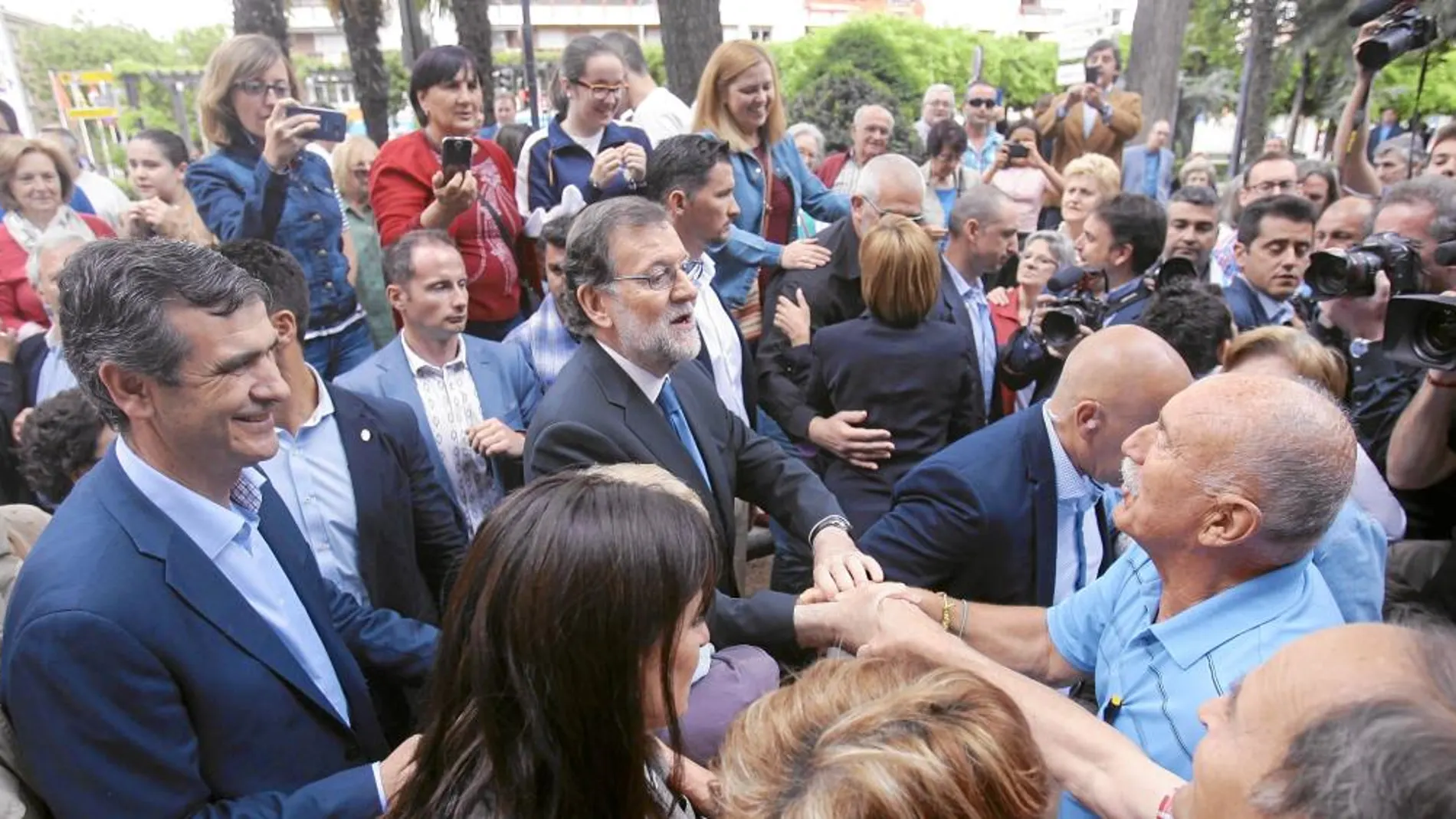 El líder del PP, Mariano Rajoy, ayer durante uno de los paseos que dio por las calles de Guadalajara saludando a varios simpatizantes