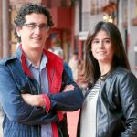 Óscar Lobete y Laura Sabatel en los soportales de la Plaza Mayor de Valladolid