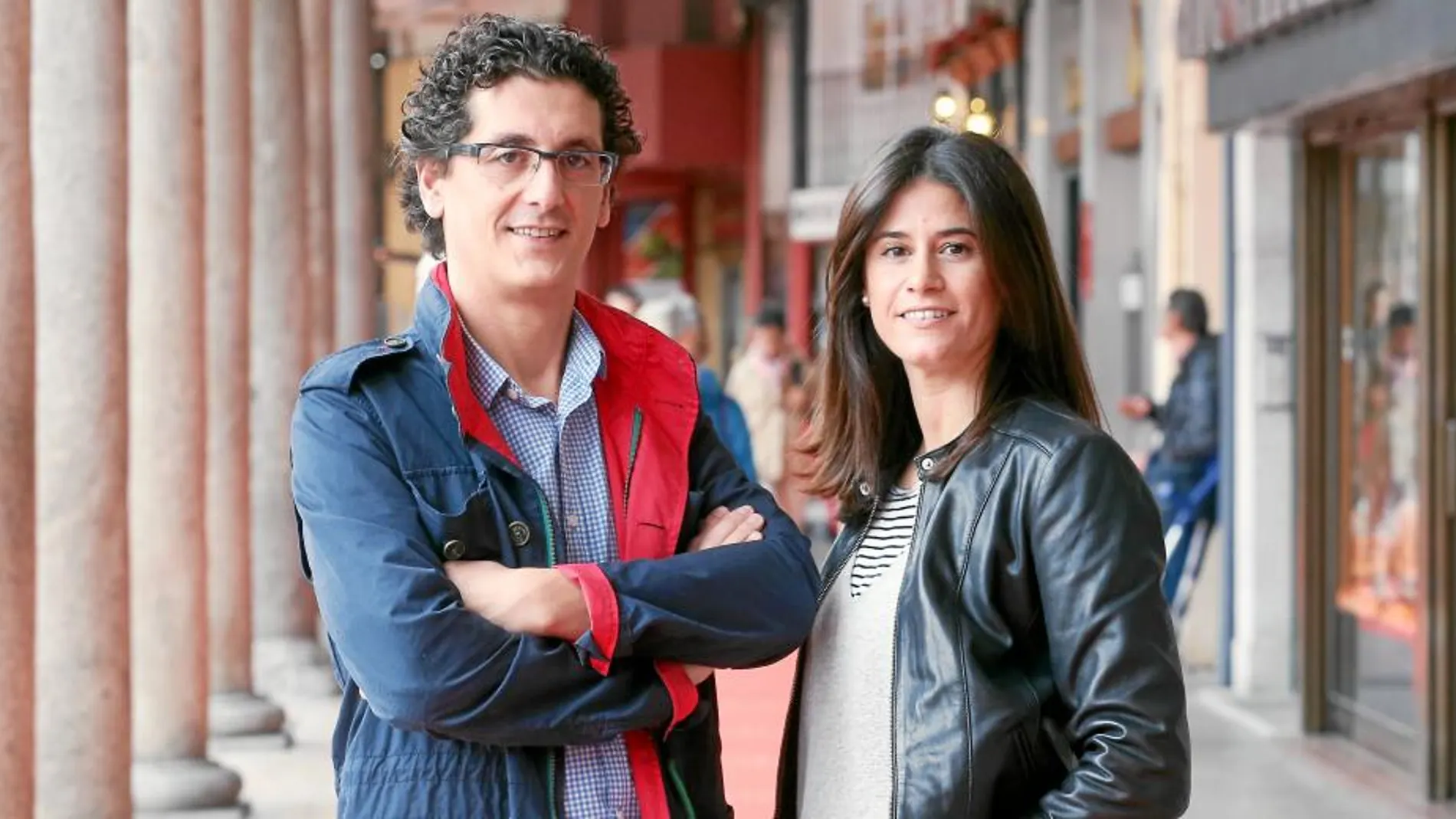 Óscar Lobete y Laura Sabatel en los soportales de la Plaza Mayor de Valladolid
