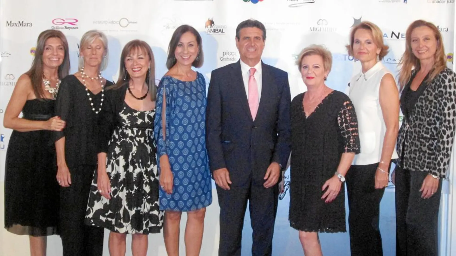 En la gráfica, los componentes de la Junta de apoyo: Celia Martín, Mayayo Gómez-Lechón, Beli Botella, Maria José Albert (presidenta Junta), Eduardo Alcalde (presidente de Fuvane), Santi Aguilar, Begoña Ciscar y Amparo Moreno