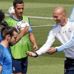 Zizou bromea con Marcelo en una pausa del partidillo en el entrenamiento de ayer en Valdebebas
