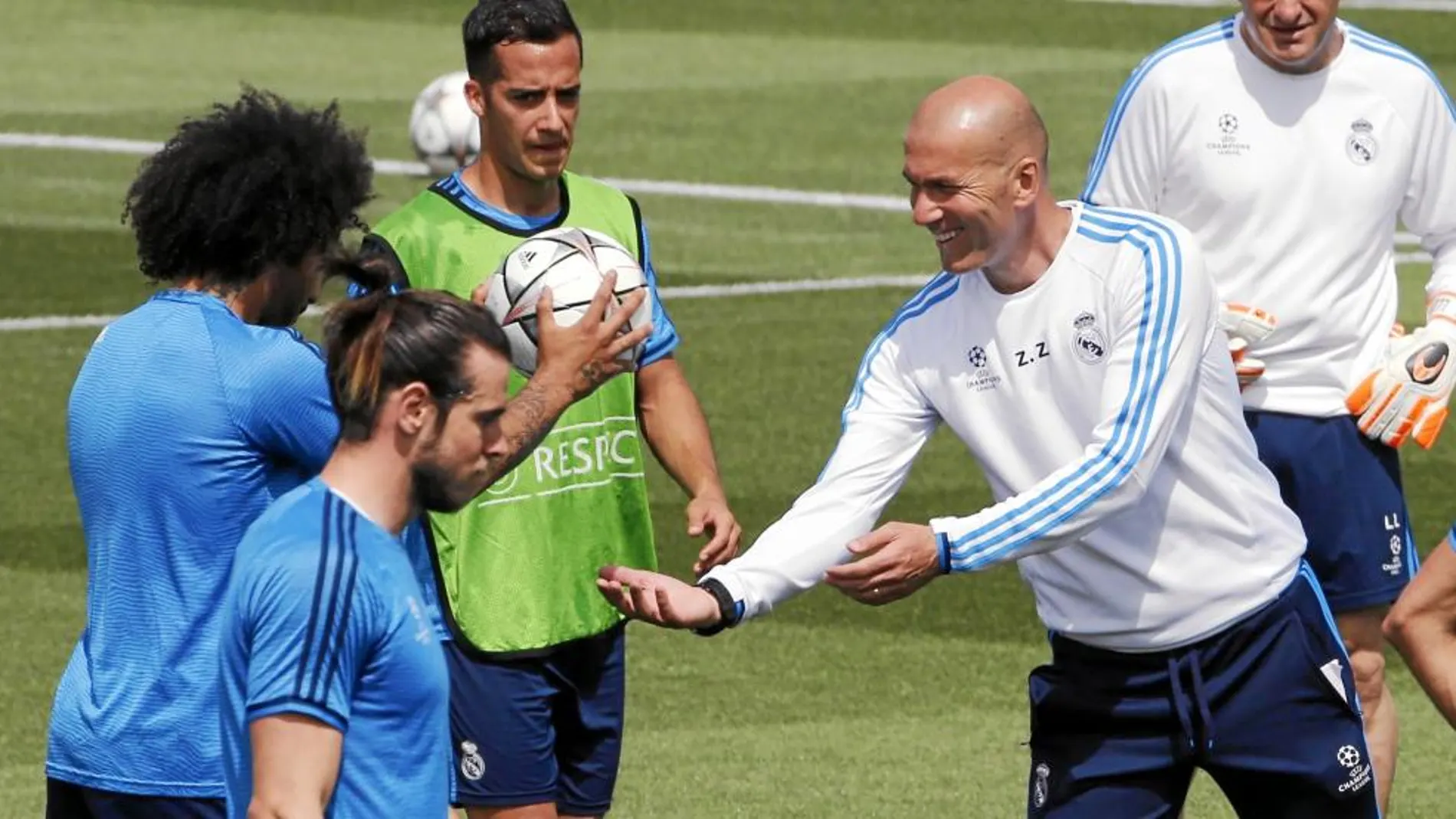 Zizou bromea con Marcelo en una pausa del partidillo en el entrenamiento de ayer en Valdebebas