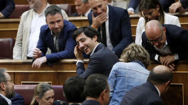 La rotura de las patas del escaño del diputado de Ciudadanos Toni Roldán (c), que se ha visto en el suelo, ha obligado a interrumpir durante unos minutos la votación
