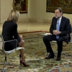 Mariano Rajoy, en un momento de la entrevista que le ha realizado esta mañana Susanna Griso (de espaldas) en La Moncloa