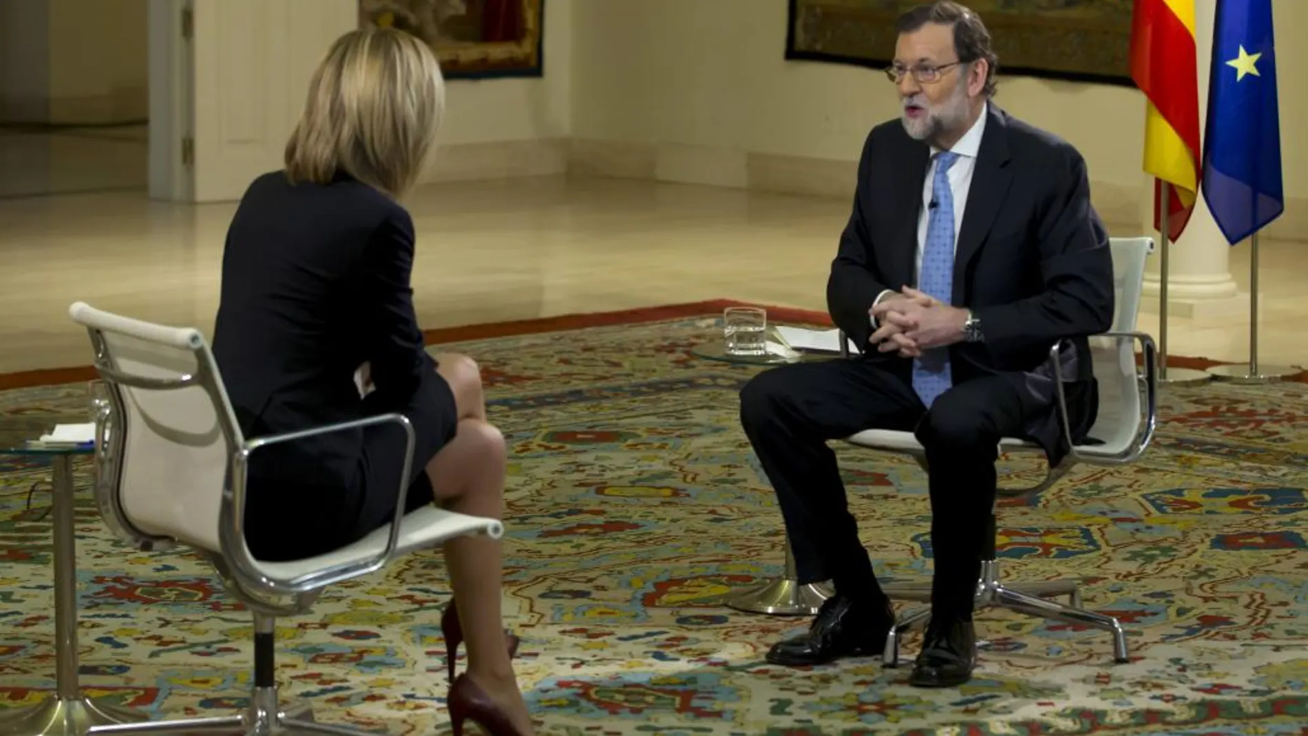 Mariano Rajoy, en un momento de la entrevista que le ha realizado esta mañana Susanna Griso (de espaldas) en La Moncloa