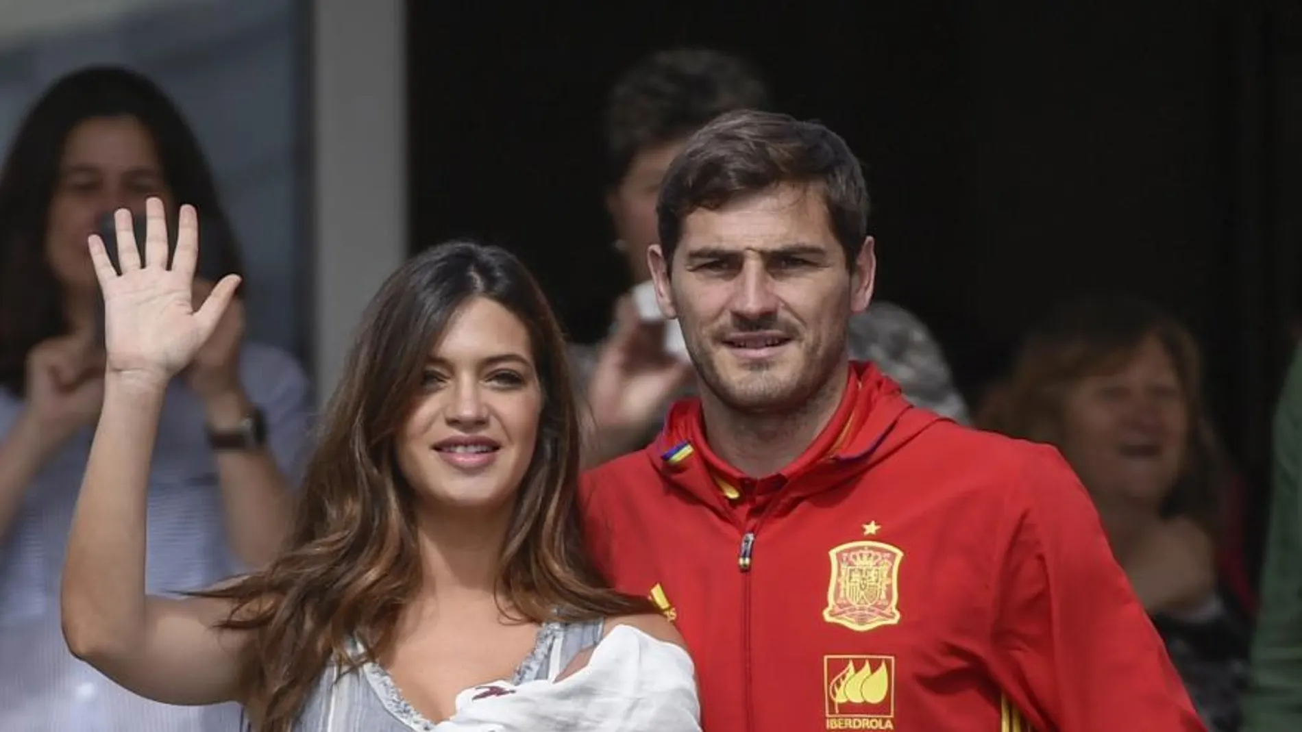 Iker Casillas y Sara Carbonero salen del hospital con el pequeño Lucas