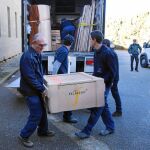 Los operarios introducen las primeras cajas en el interior del Monasterio de Sijena