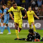 Bakambu celebra uno de los goles que marcó con el Villarreal cuando jugaba en España