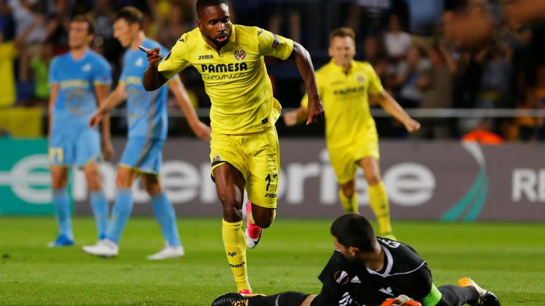 Bakambu celebra uno de los goles que marcó con el Villarreal cuando jugaba en España