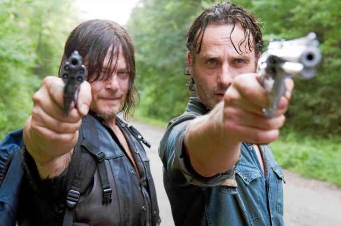 De izda. a dcha., Norman Reedus, que encarna a Daryl Dixon, y Andrew Lincoln como Rick Grimes