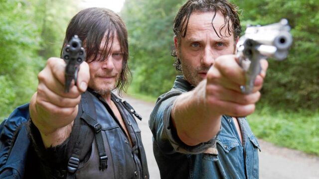 De izda. a dcha., Norman Reedus, que encarna a Daryl Dixon, y Andrew Lincoln como Rick Grimes