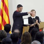 El mayor de los Mossos d'Esquadra, Josep Lluís Trapero, junto a la presidenta del Parlament, Carme Forcadell, tras recibir la Medalla de Honor