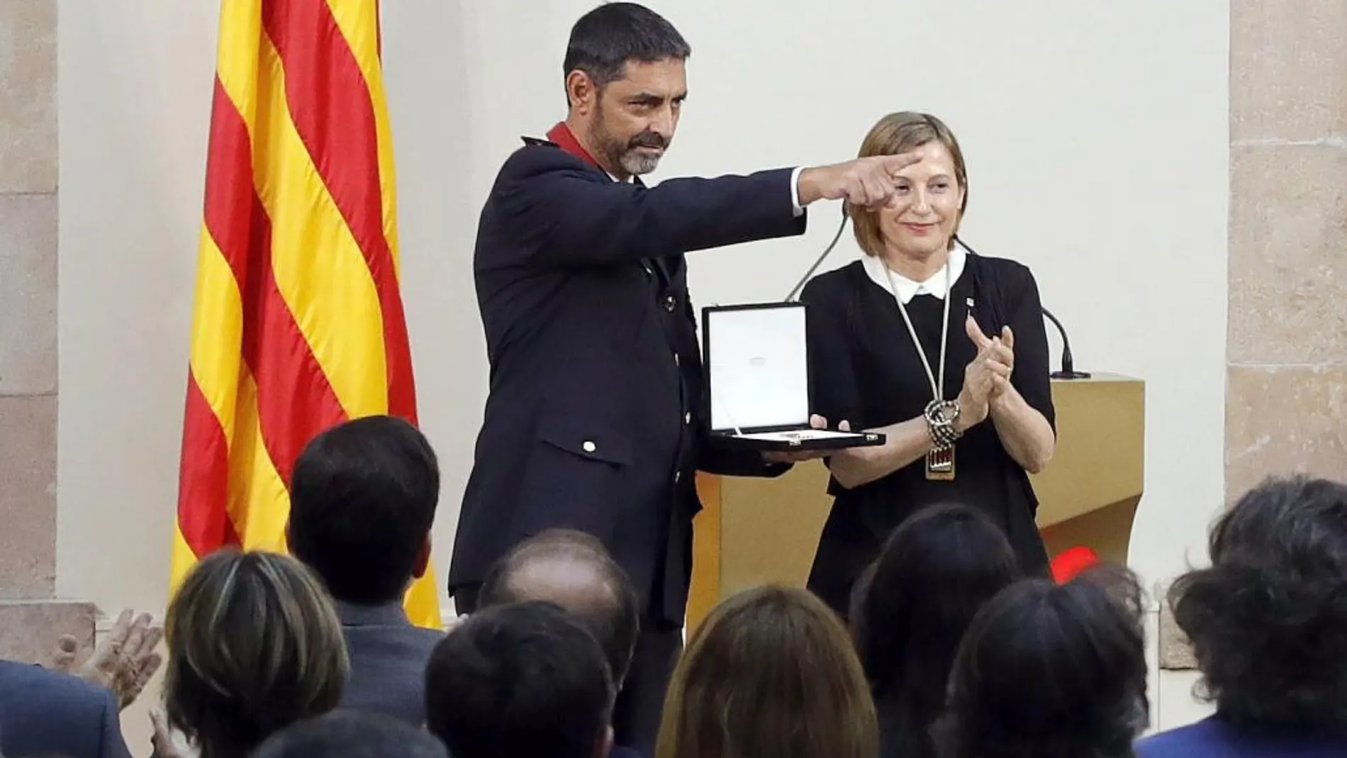 El mayor de los Mossos d'Esquadra, Josep Lluís Trapero, junto a la presidenta del Parlament, Carme Forcadell, tras recibir la Medalla de Honor