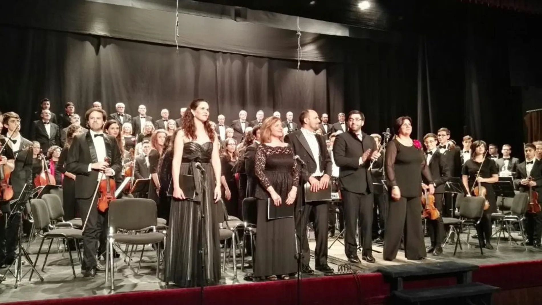 Ernesto Monsalve junto con la orquesta y los solistas saludan al público