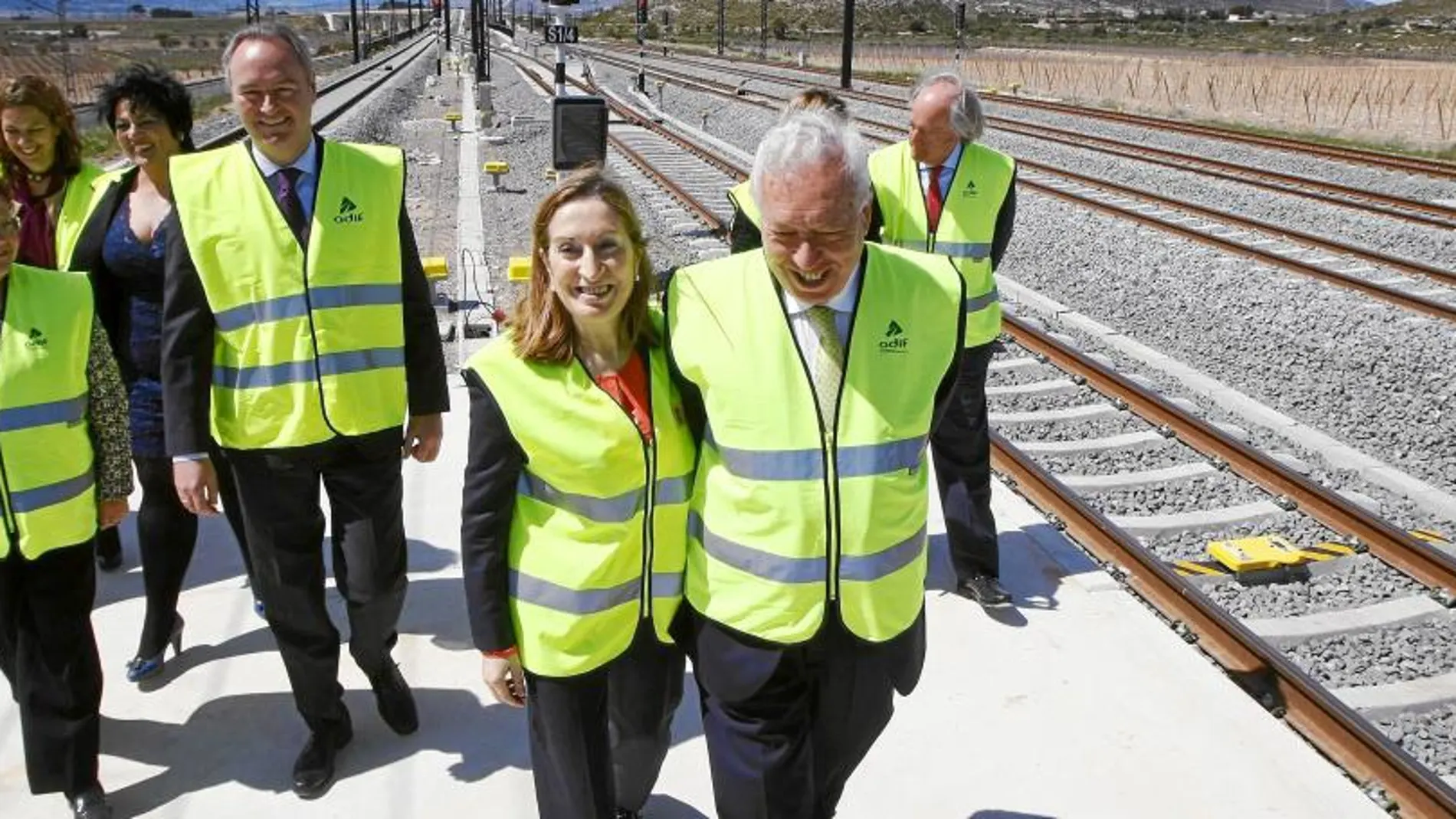 Fabra charla con la presidenta de la Diputación de Alicante, Luisa Pastor, tras los ministros