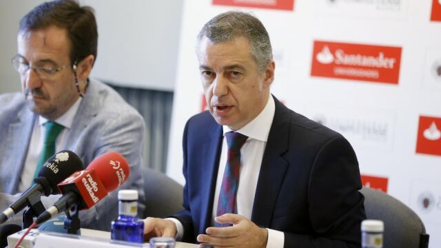El lehendakari, Íñigo Urkullu (d), durante la conferencia inaugural que ha impartido en la localidad madrileña de San Lorenzo de El Escorial