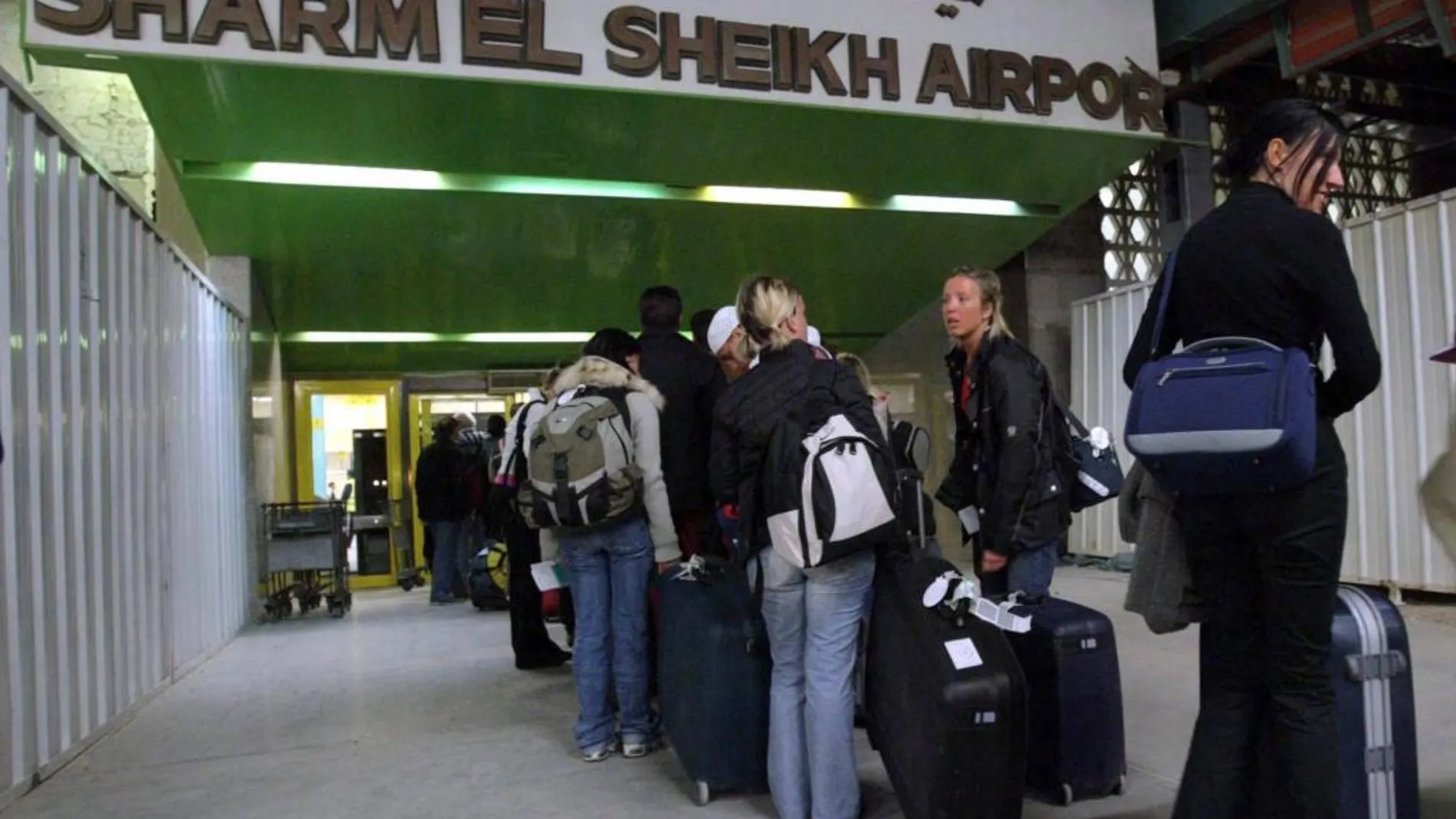 Fotografía de archivo tomada el 3 de enero de 2004 que muestra a turistas italianos haciendo cola en el aeropuerto Sharm el Sheij (Egipto)