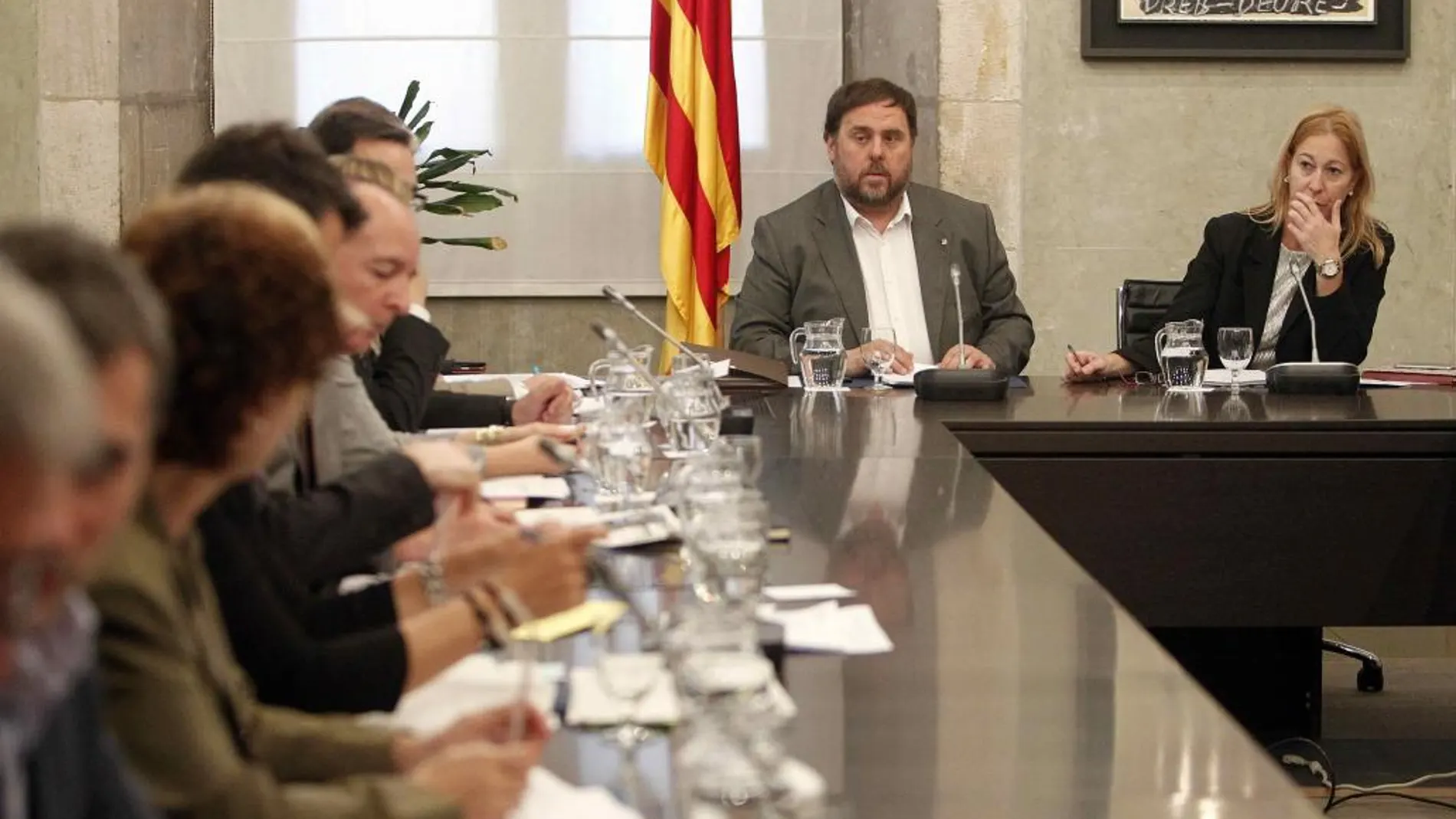 Oriol Junqueras y Neus Munté ayer en la primera reunión de la comisión de seguimiento sobre emergencia social