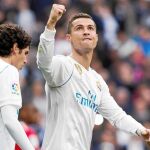 Ronaldo celebra uno de los goles que consiguió el sábado en el Santiago Bernabéu contra el Sevilla