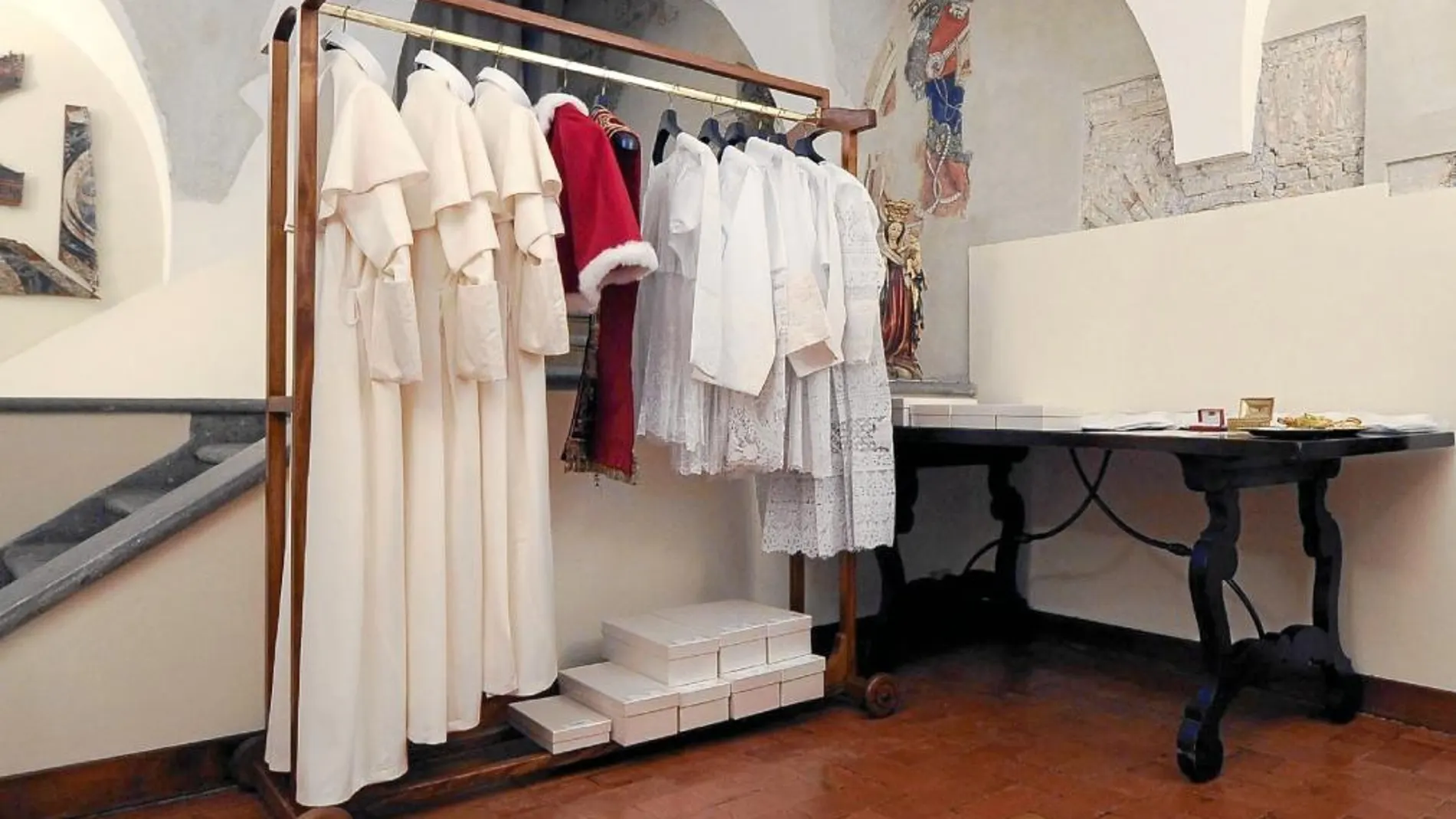 En la Sala de las Lágrimas, el traje de Papa está preparado