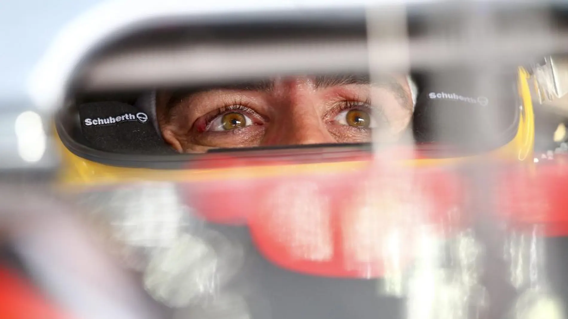El español de la escudería McLaren Honda de Fórmula Uno, Fernando Alonso, pilota su monoplaza